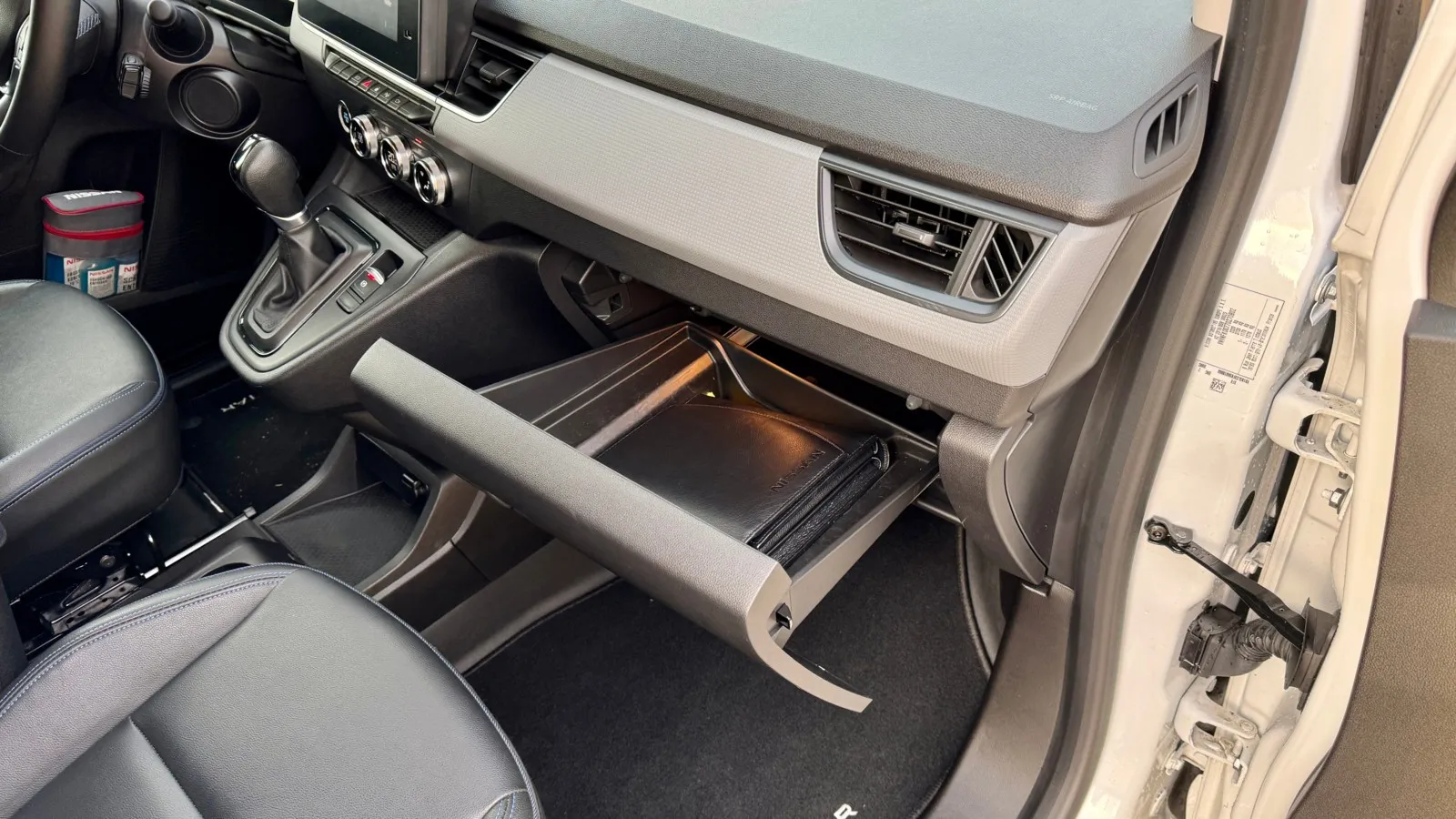 Ebenfalls ausstattungsabhängig zu haben: Das pfiffige Detail der Handschuhfach-Schublade im Nissan Townstar EV.