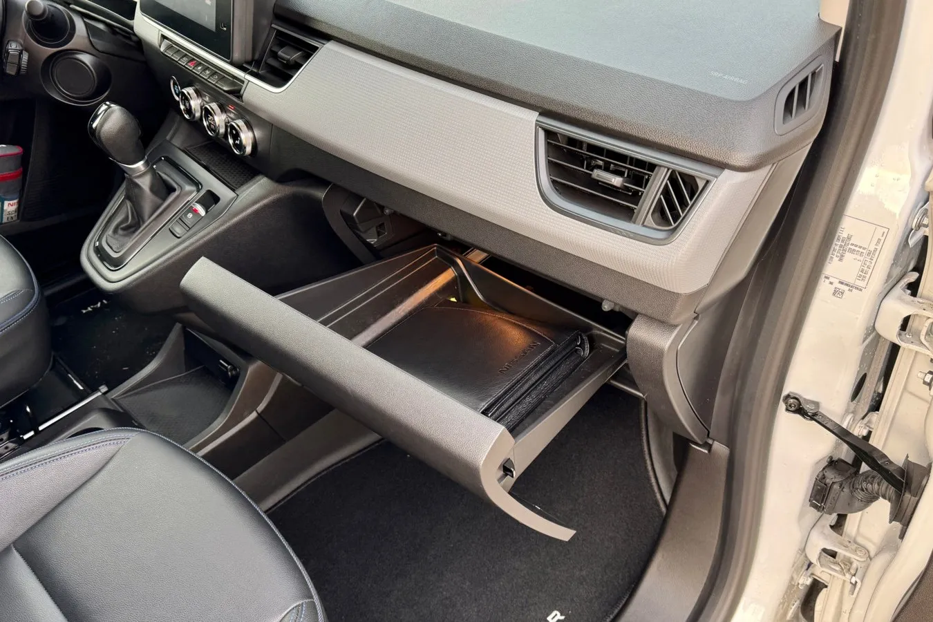 Ebenfalls ausstattungsabhängig zu haben: Das pfiffige Detail der Handschuhfach-Schublade im Nissan Townstar EV.