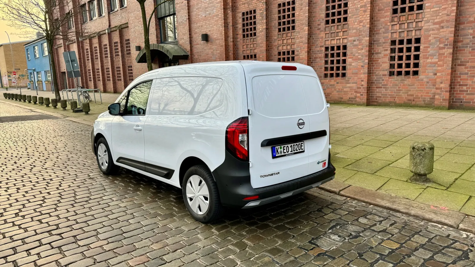 Besonders am Heck zeigt sich die Verwandtschaft des Townstar EV zum Genspender Renault Kangoo.