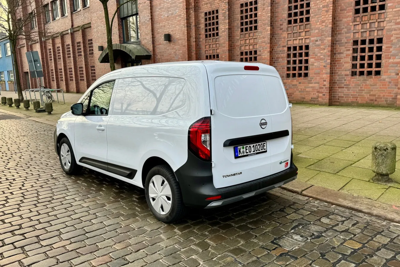 Besonders am Heck zeigt sich die Verwandtschaft des Townstar EV zum Genspender Renault Kangoo.