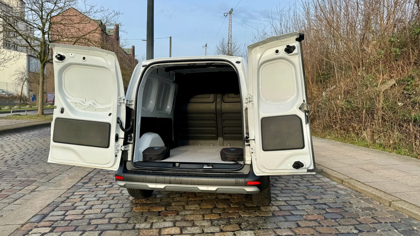 3,3 Kubikmeter Fracht schluckt der kurze Townstar EV mit fester Trennwand, die Hecktüren öffnen bis zu 180 Grad.