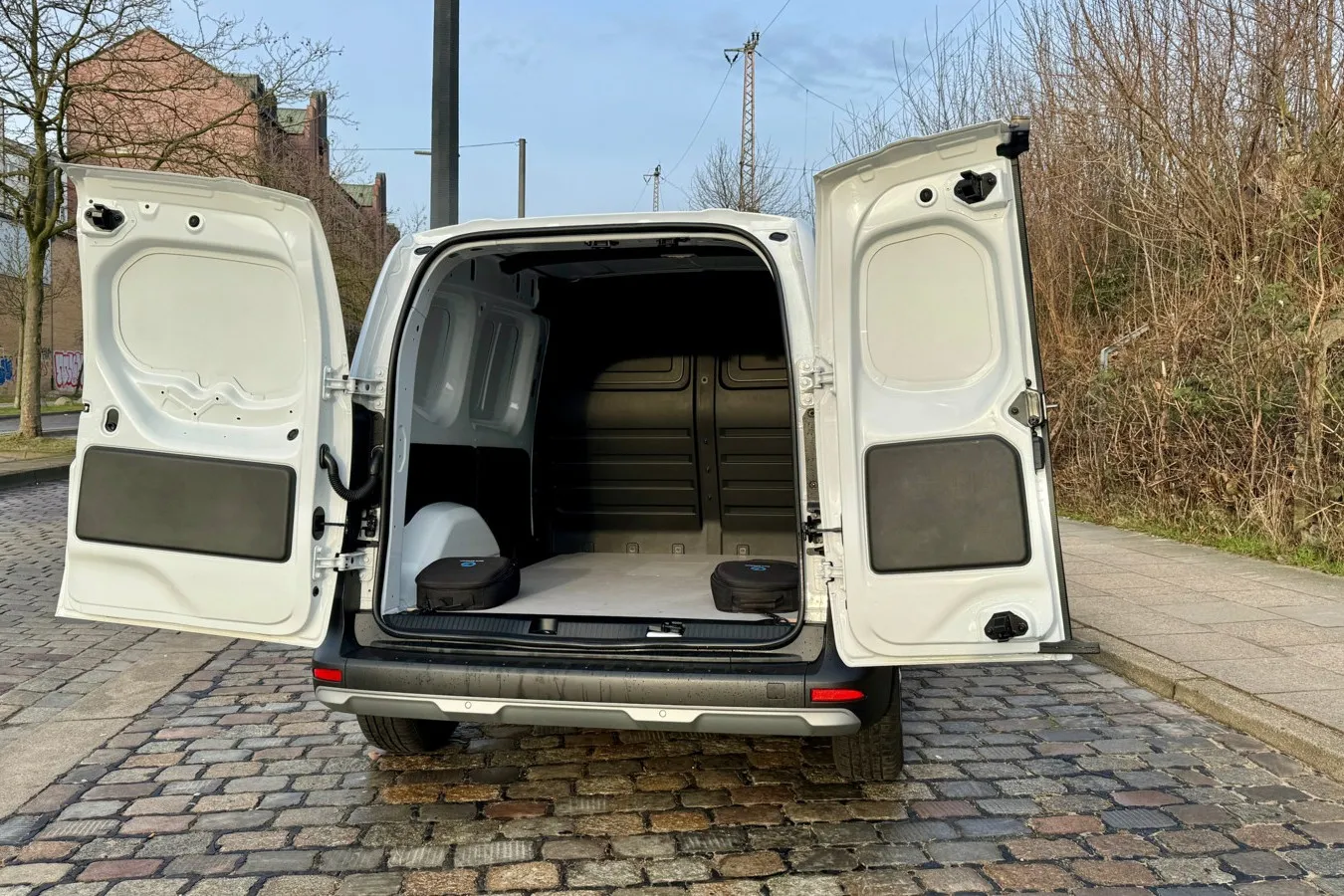 3,3 Kubikmeter Fracht schluckt der kurze Townstar EV mit fester Trennwand, die Hecktüren öffnen bis zu 180 Grad.