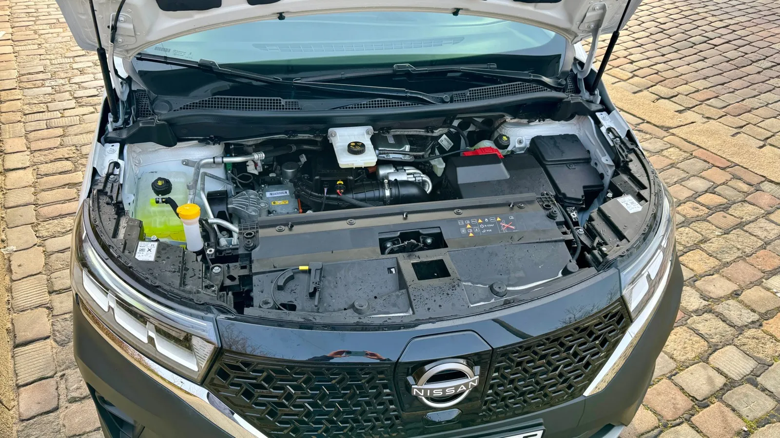 Ein Frunk für Kleinkram gibt es nicht im kompakten Elektro-Transporter von Nissan.