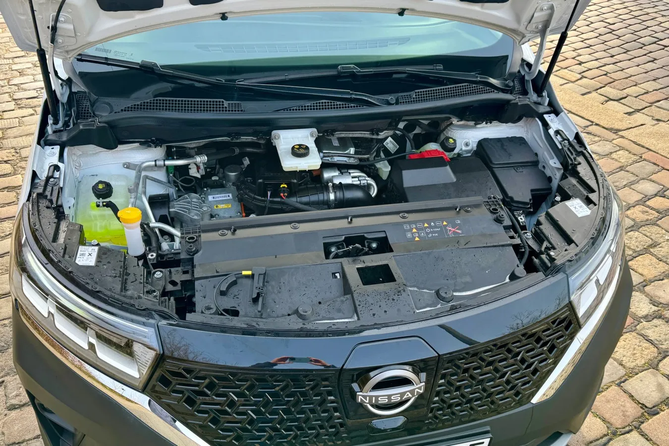 Ein Frunk für Kleinkram gibt es nicht im kompakten Elektro-Transporter von Nissan.