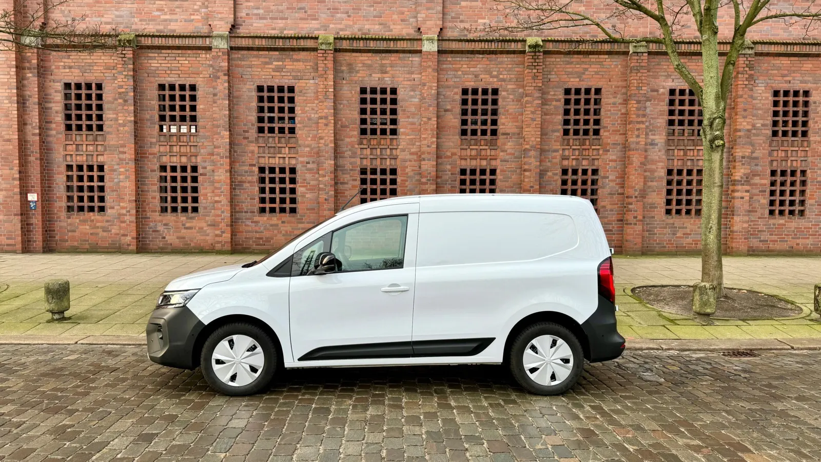Auch die Silhouette des Nissan verrät die Nähe zum Kangoo.