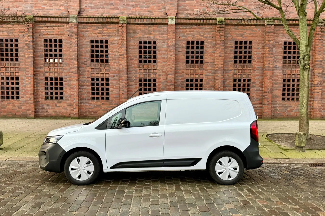 Auch die Silhouette des Nissan verrät die Nähe zum Kangoo.