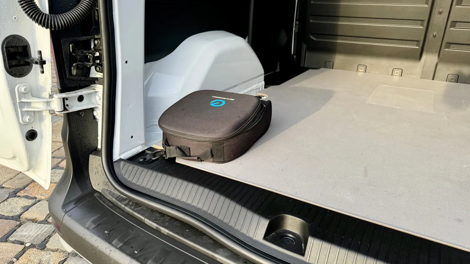 Dafür lassen sich die Kabeltaschen im Japan-Transporter an den Verzurrösen befestigen.
