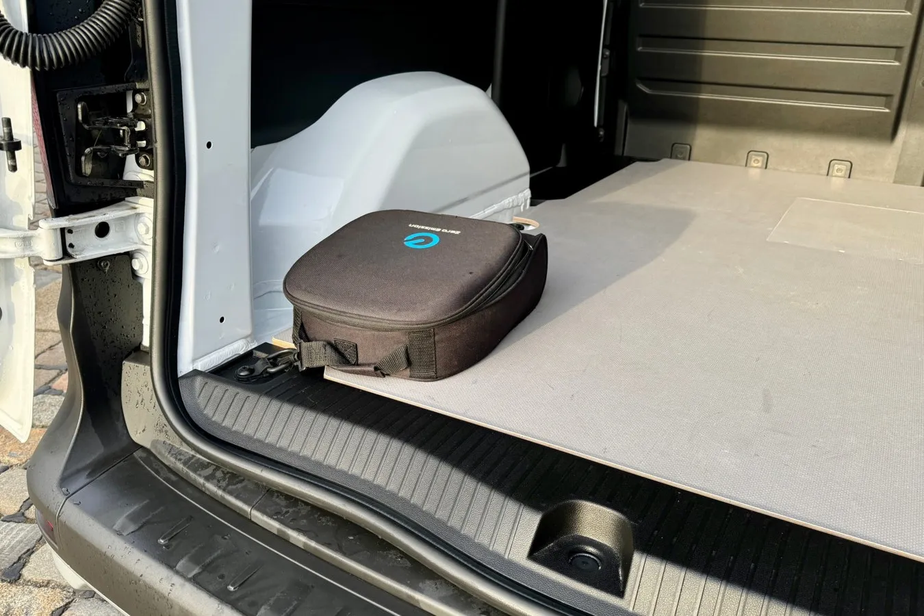 Dafür lassen sich die Kabeltaschen im Japan-Transporter an den Verzurrösen befestigen.