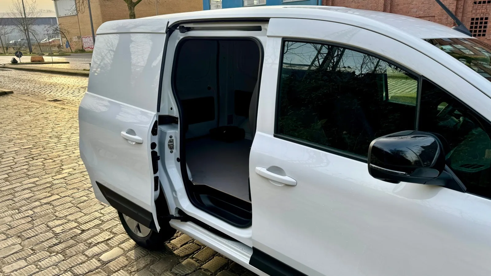 Eine seitliche Schiebetür ist im Nissan Townstar EV ab dem zweiten Ausstattungsniveau Acenta Serie.