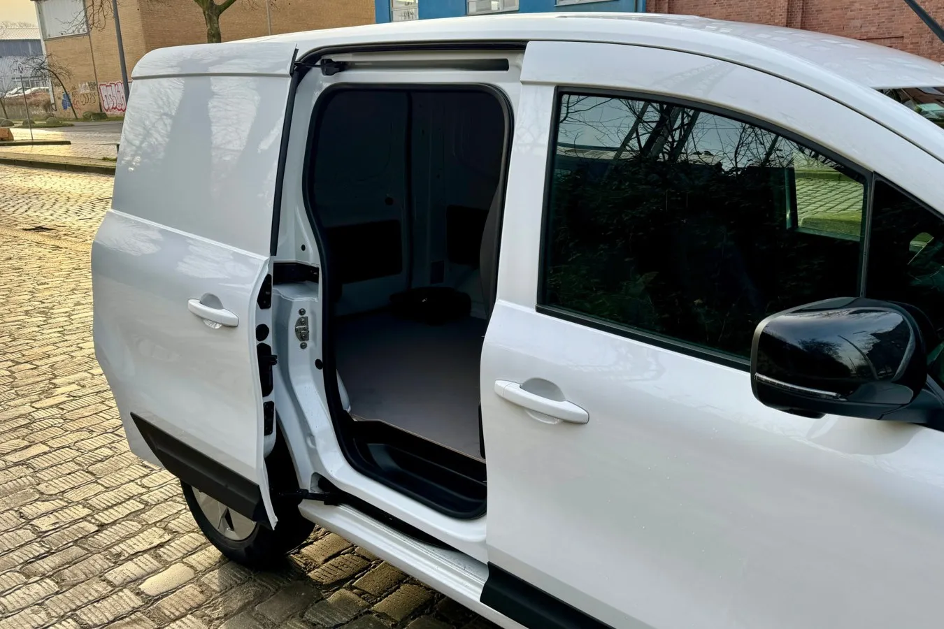 Eine seitliche Schiebetür ist im Nissan Townstar EV ab dem zweiten Ausstattungsniveau Acenta Serie.