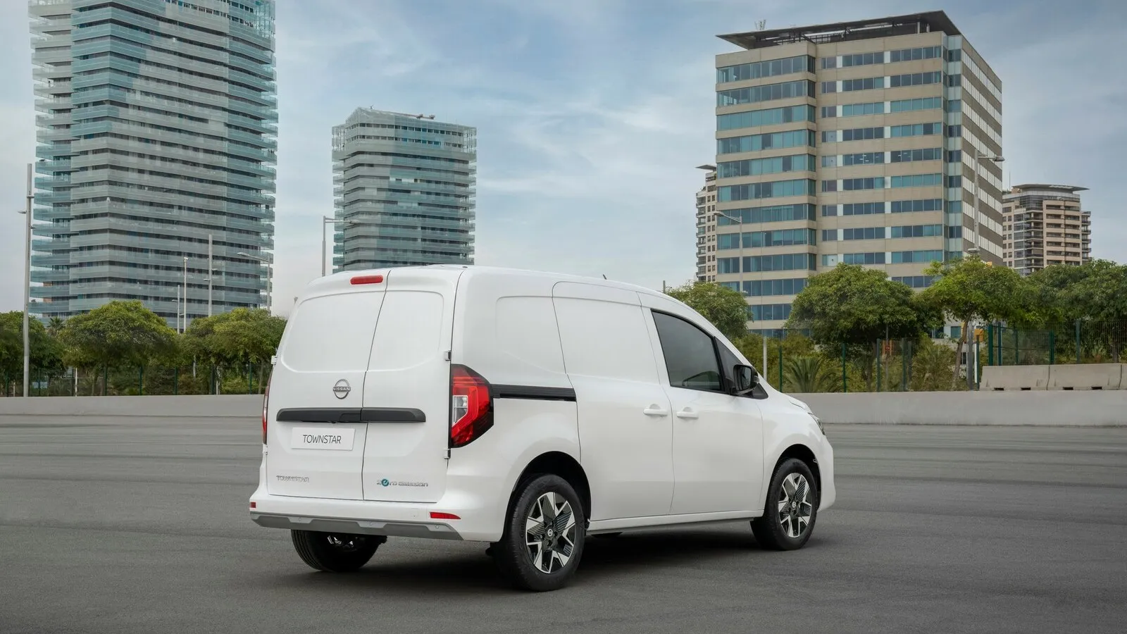 Neben dem 130-PS-Benziner bietet Nissan eine 122-PS-Elektrovariante seines neuen Stadtlieferwagens an.