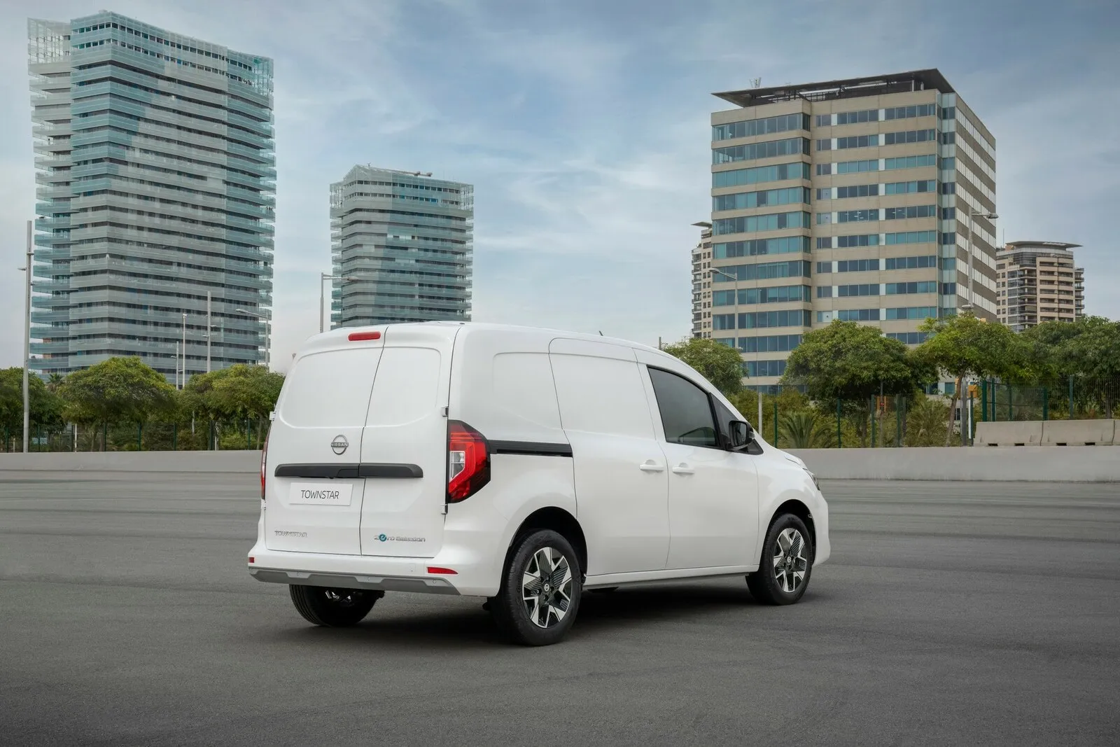 Neben dem 130-PS-Benziner bietet Nissan eine 122-PS-Elektrovariante seines neuen Stadtlieferwagens an.