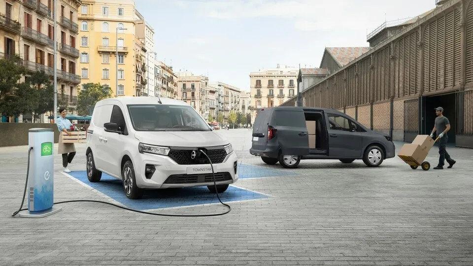 Der neue Nissan Townstar basiert auf dem Renault Kangoo und kommt als Elektro-Transporter (links) sowie als Benziner.