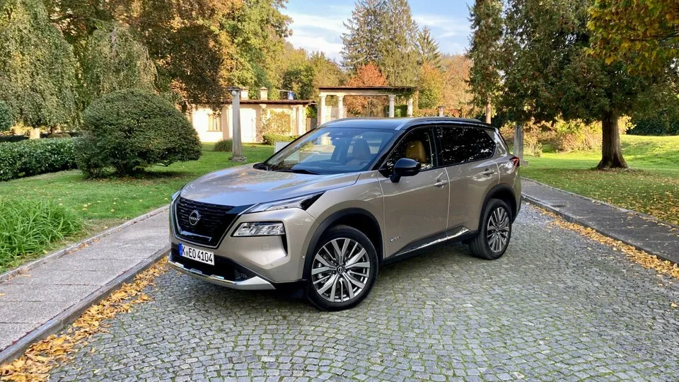 Doppelstockscheinwerfer sind jetzt auch für Nissan in Mode. Klar, dass auch der neue X-Trail in diesem Look vorfährt.