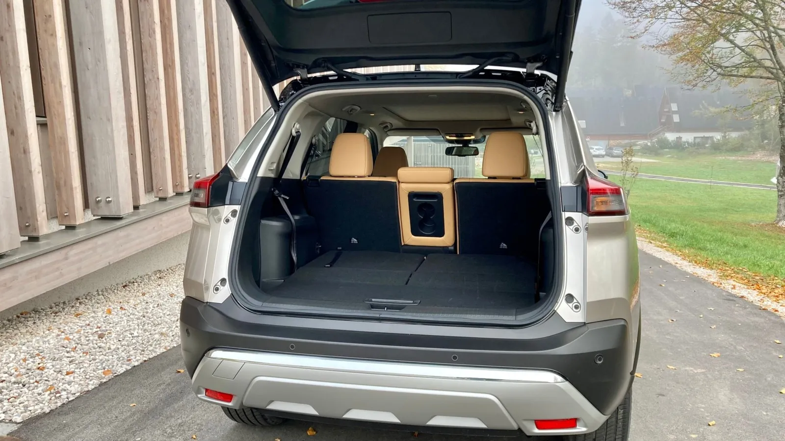 Mit umgeklappter dritter Rückbank fasst der siebensitzige X-Trail e-Power e-4orce 485 Liter Gepäck.