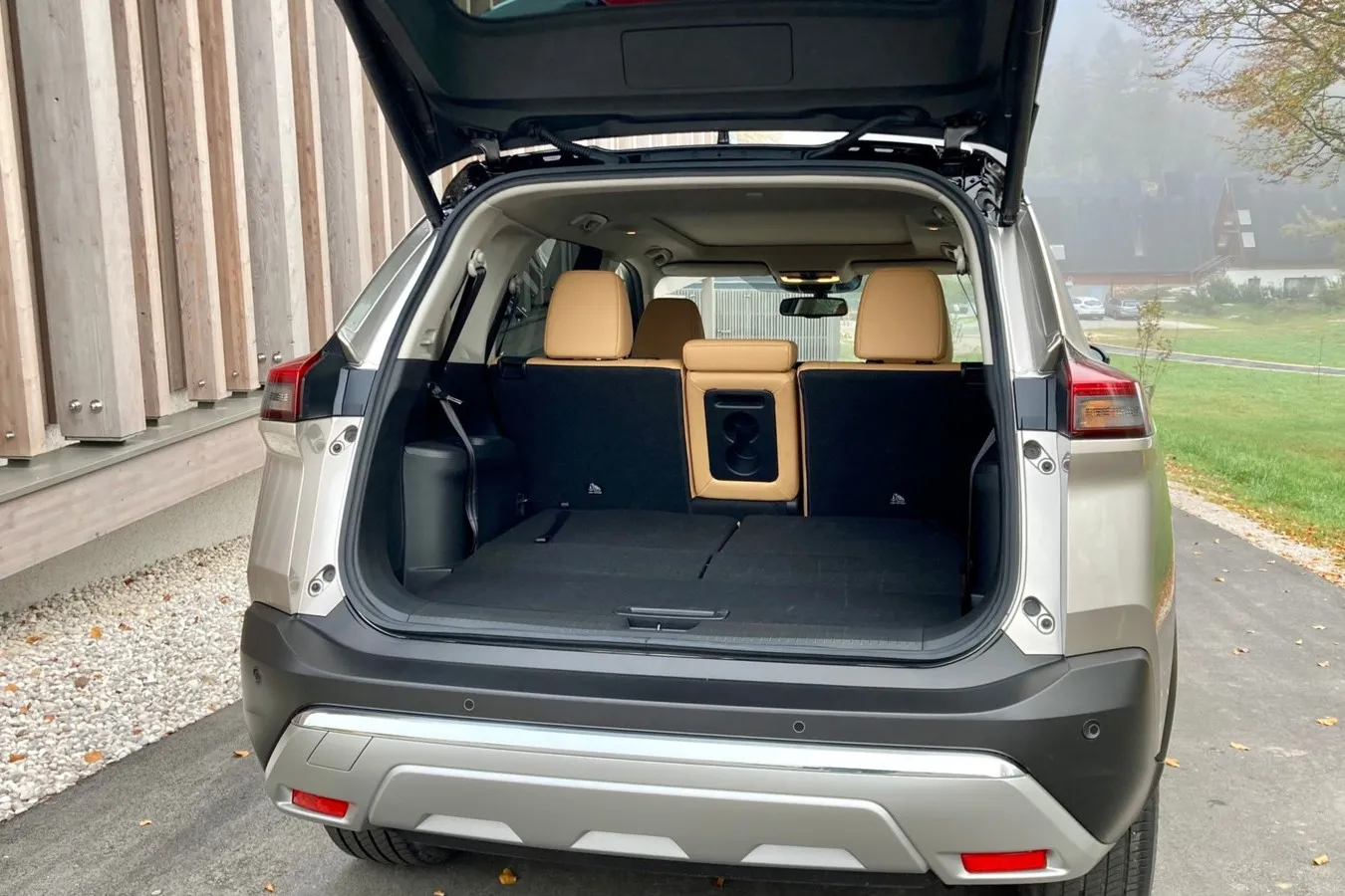 Mit umgeklappter dritter Rückbank fasst der siebensitzige X-Trail e-Power e-4orce 485 Liter Gepäck.