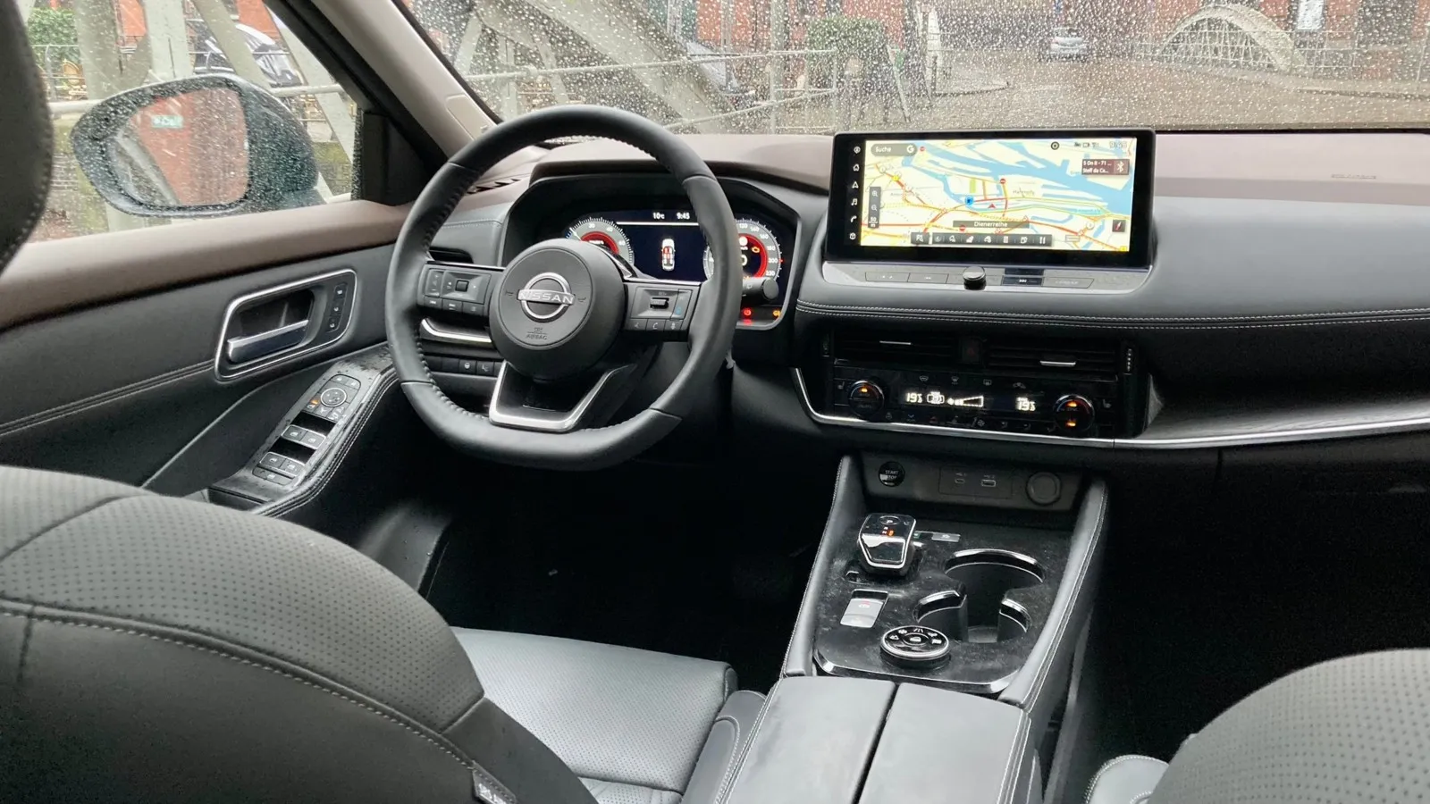 12,3-Zoll-Digitalinstrumente und -Touchscreen sind im X-Trail ab der mittleren Ausstattung N-Connecta serienmäßig an Bord.