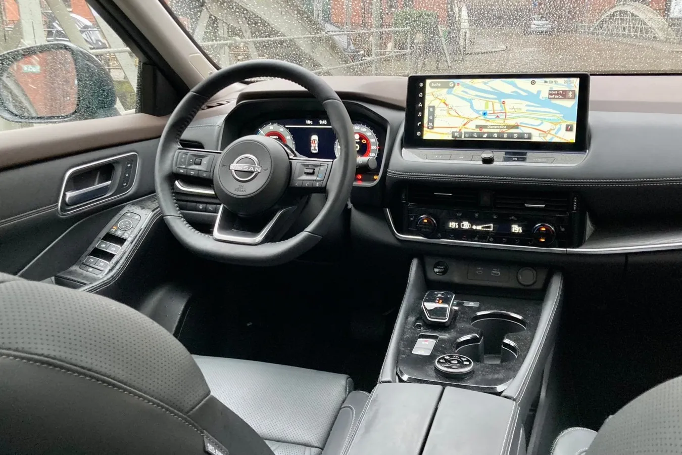 12,3-Zoll-Digitalinstrumente und -Touchscreen sind im X-Trail ab der mittleren Ausstattung N-Connecta serienmäßig an Bord.