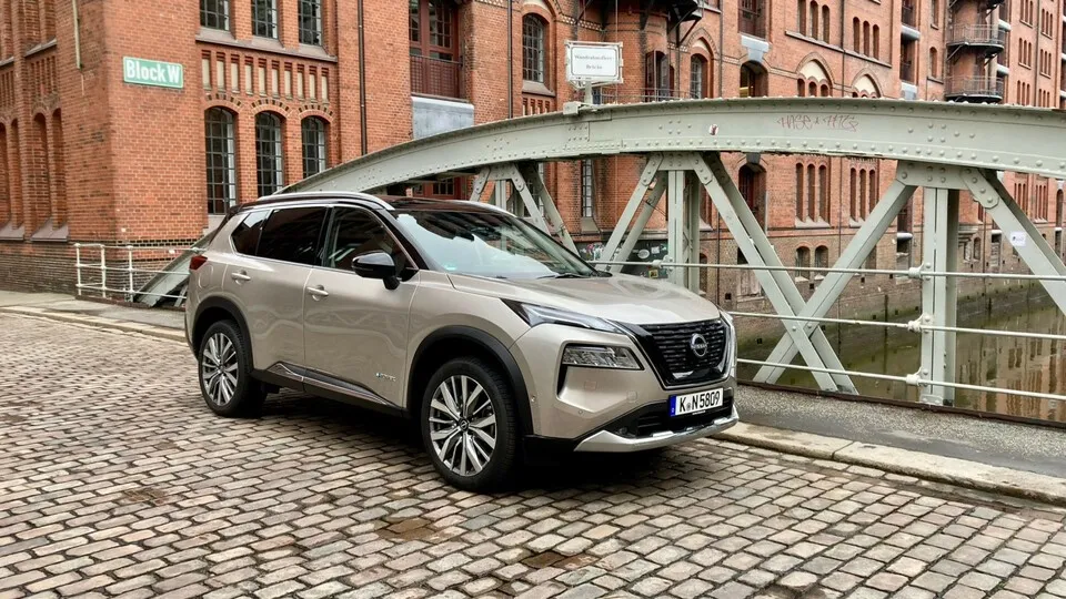 Doppelstockscheinwerfer, Kühlergrill in V-Form: Der Nissan X-Trail trägt das aktuelle Markengesicht.