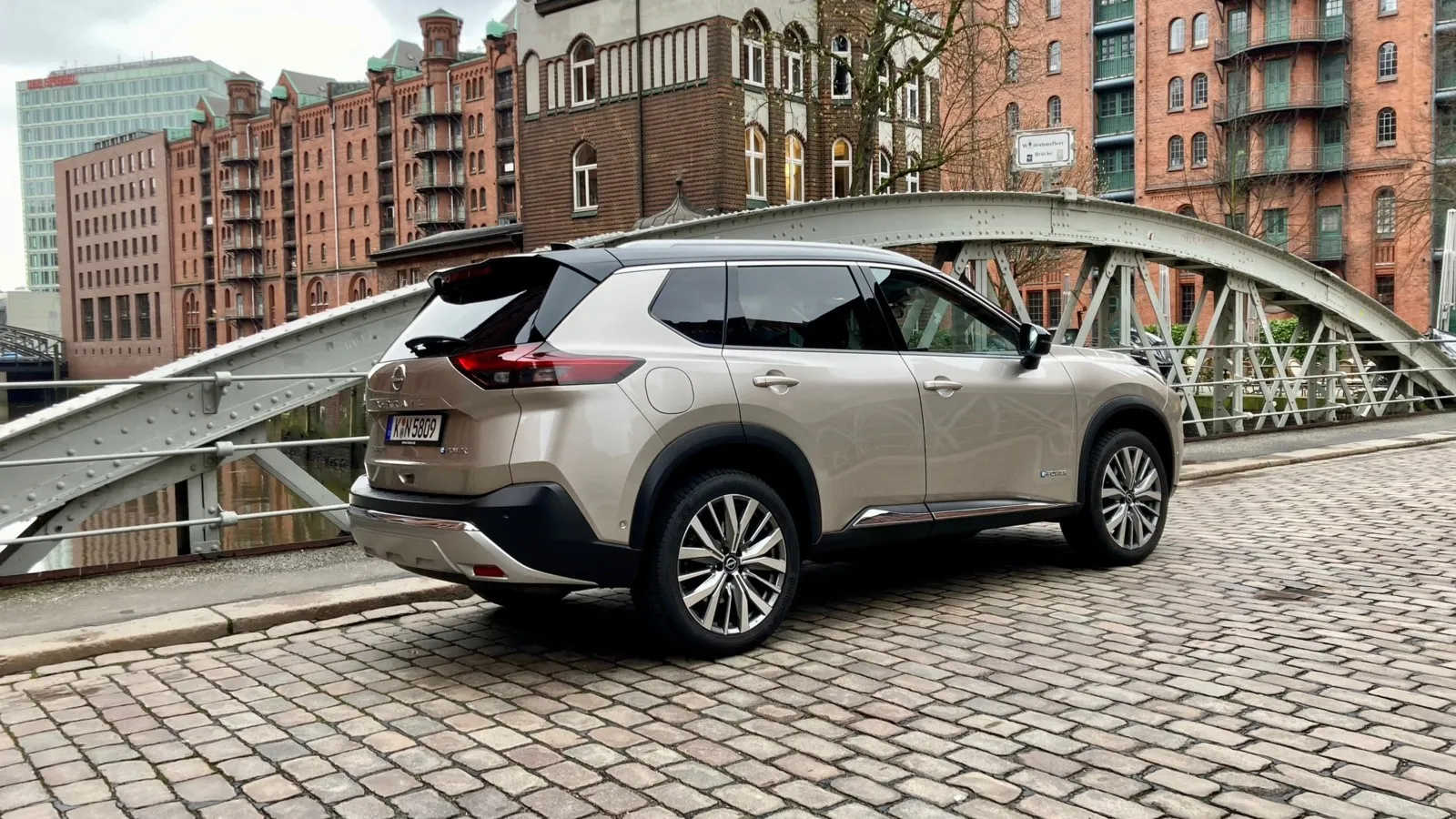 Für einen Siebensitzer kommt der Nissan X-Trail mit einem ziemlich elegant geformten Heck daher.