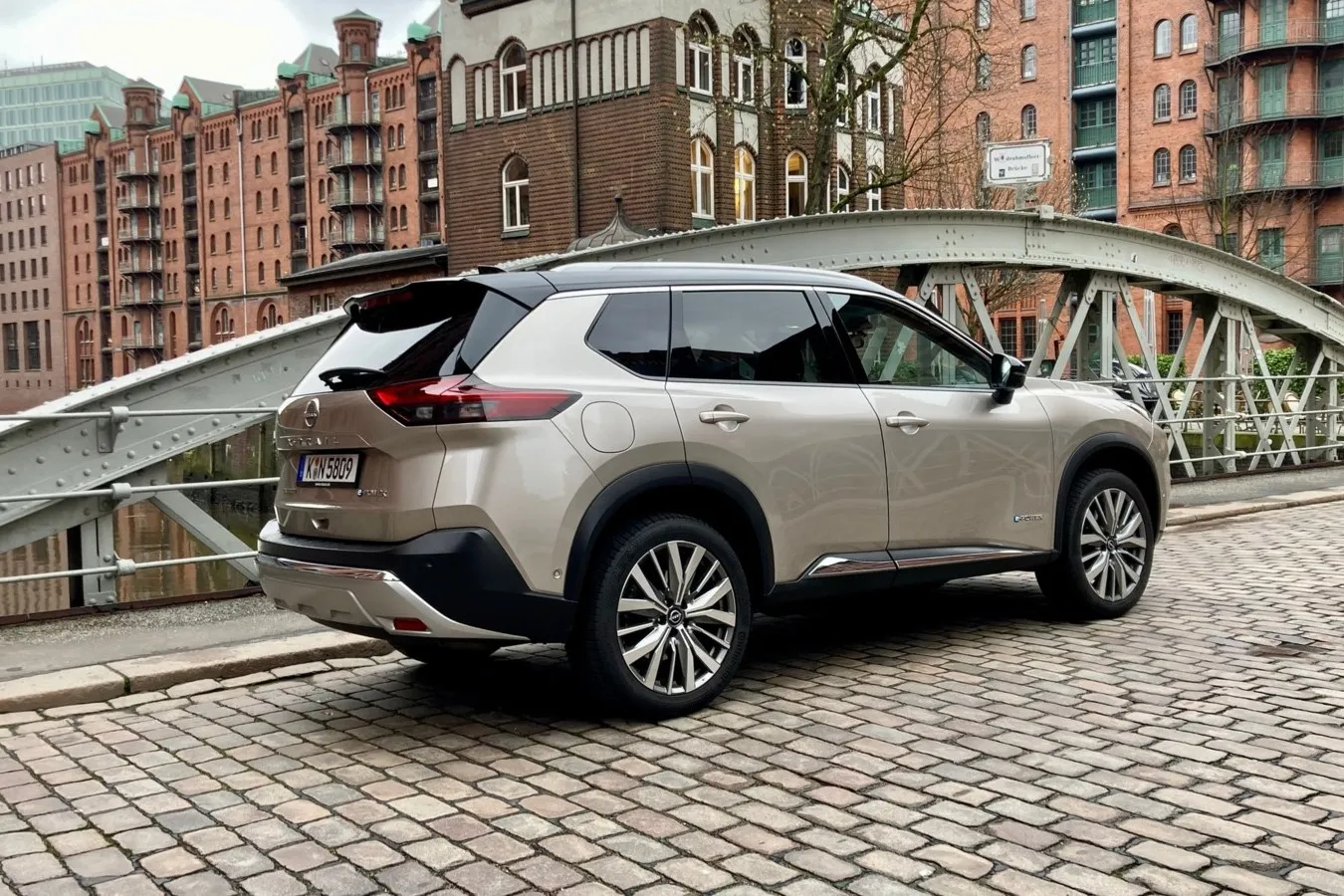 Für einen Siebensitzer kommt der Nissan X-Trail mit einem ziemlich elegant geformten Heck daher.