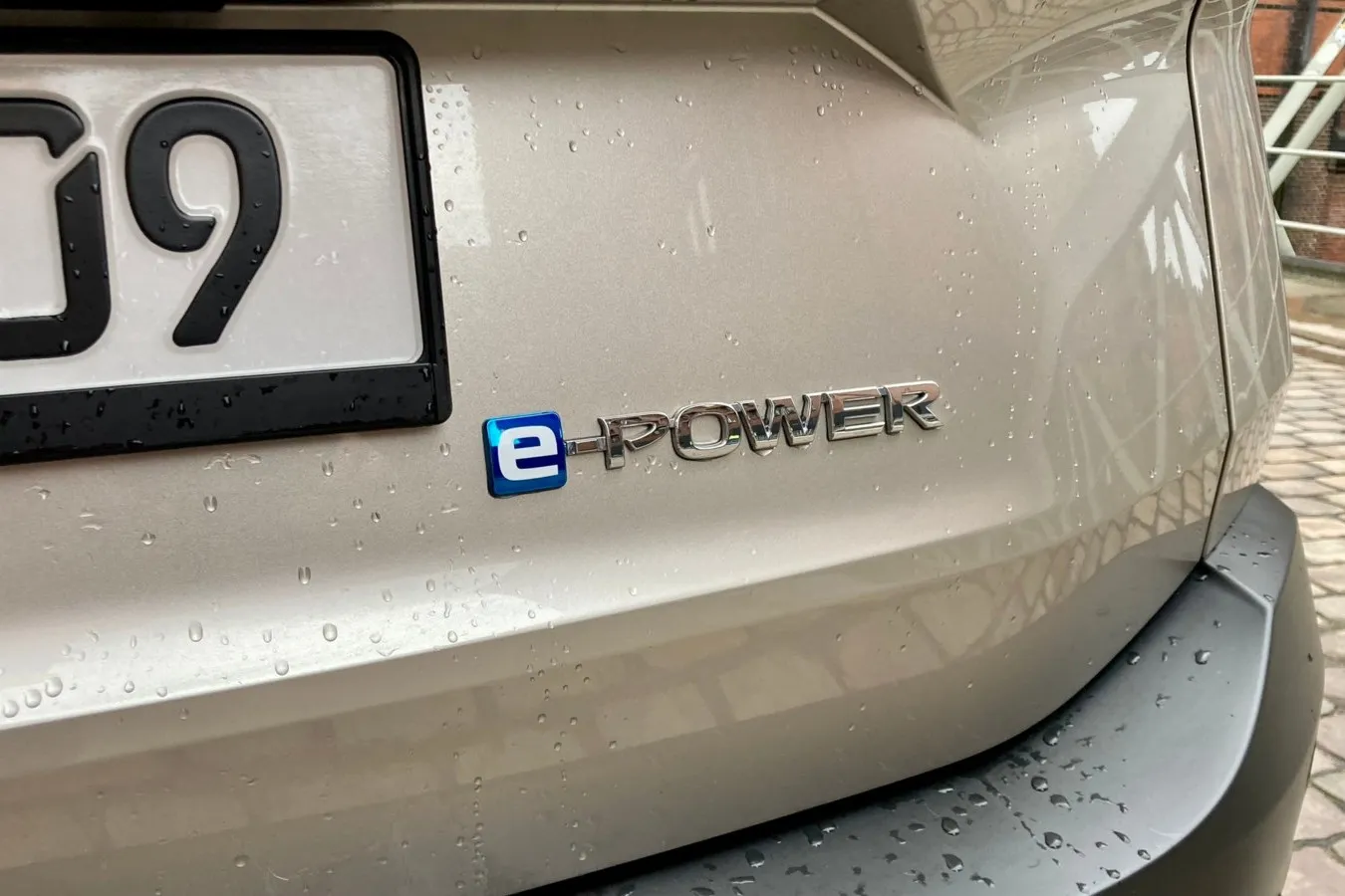 … e-Power für Nissans seriellen Hybridantrieb, bei dem der Benziner lediglich als Stromgenerator arbeitet.