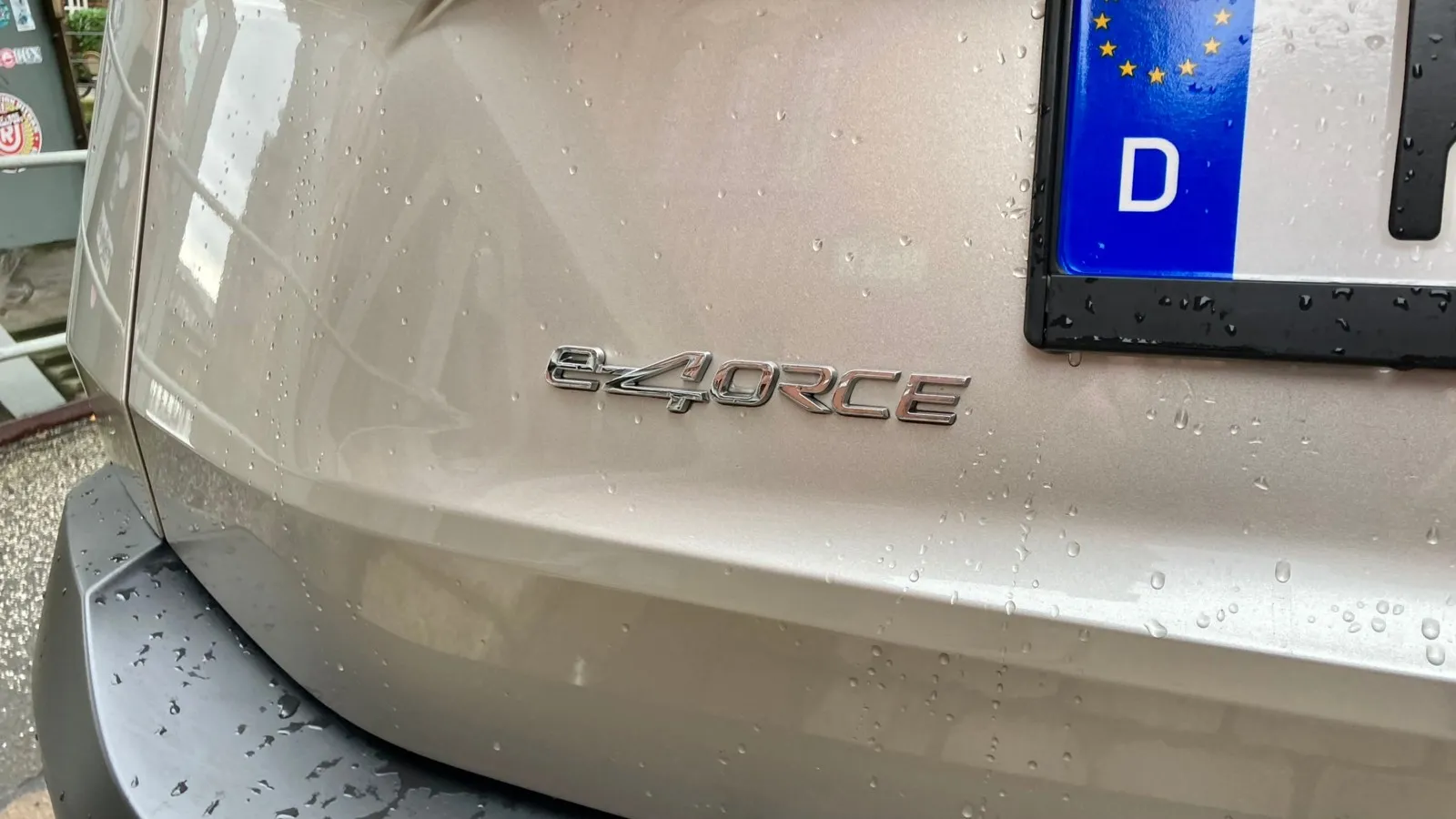e-4orce steht für den zweiten Elektromotor an der Hinterachse und damit für Allradantrieb …