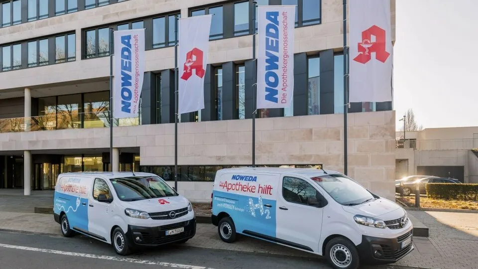 Fahrzeug-Übergabe: Noweda setzt ab sofort per der Medikamentenauslieferung auch auf alternativ angetriebene Transporter.