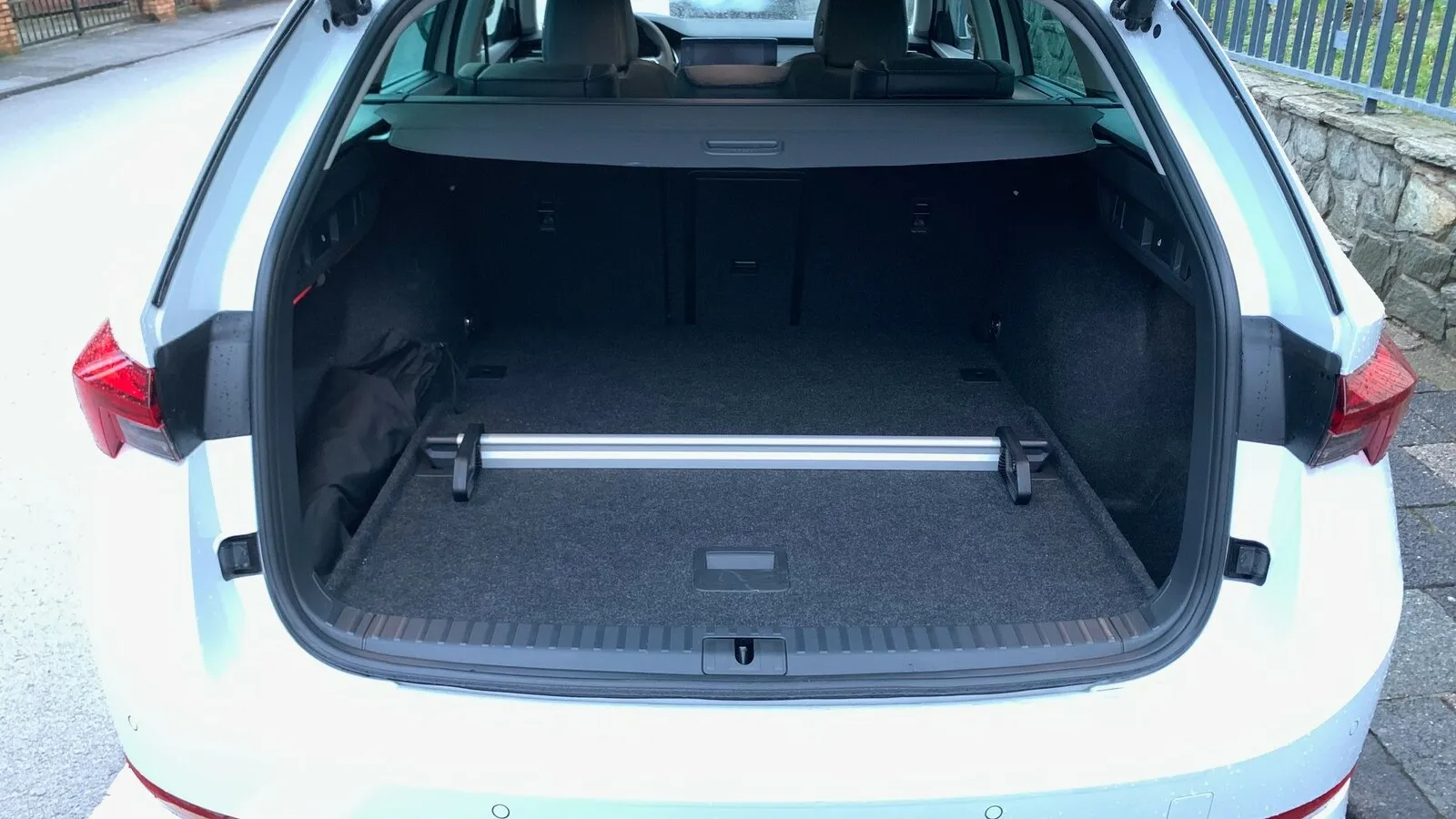 Beim Combi kommt ein großes Gepäckabteil hinzu, das im Normalfall schon Platz für 640 Liter Gepäck bietet. Maximal sind sogar 1.700 Liter möglich