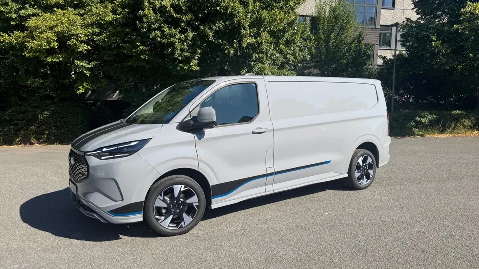 Der Ford E‑Transit Custom überzeugt mit SUV‑Look, LED‑Lichtleiste und markantem Chromkühlergrill.