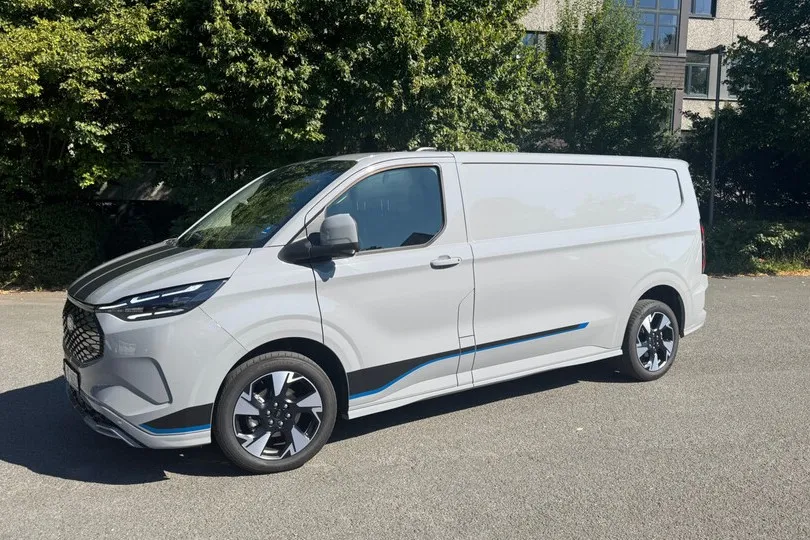 Der Ford E‑Transit Custom überzeugt mit SUV‑Look, LED‑Lichtleiste und markantem Chromkühlergrill.