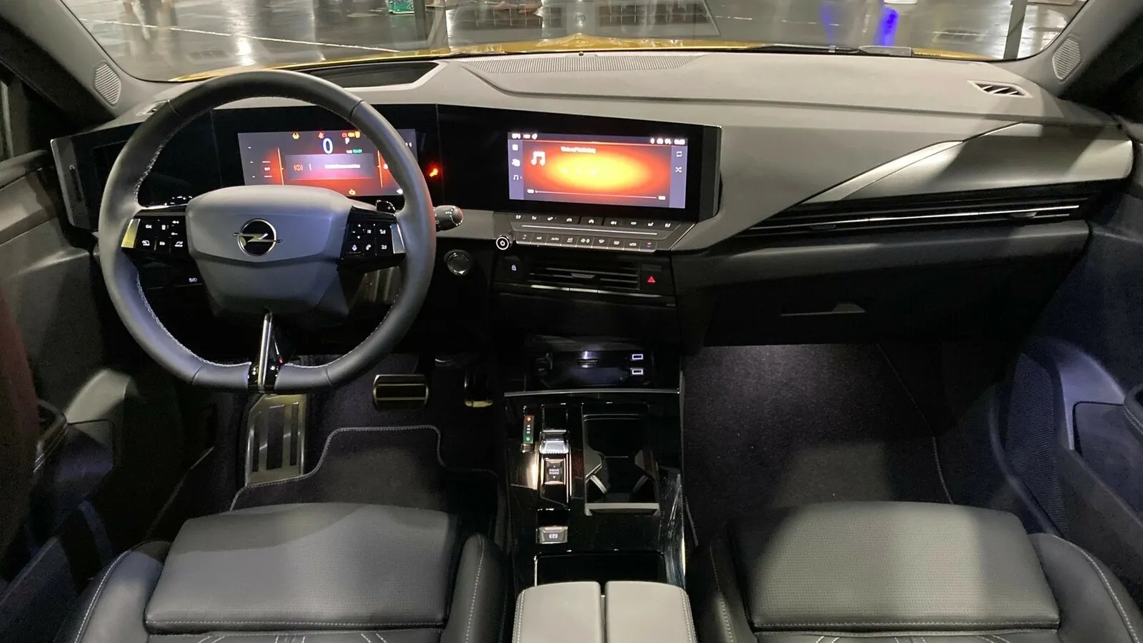 Auch im Astra hält das Pure-Panel-Cockpit von Opel Einzug: Die Monitor-Größe beträgt jeweils maximal 10 Zoll.