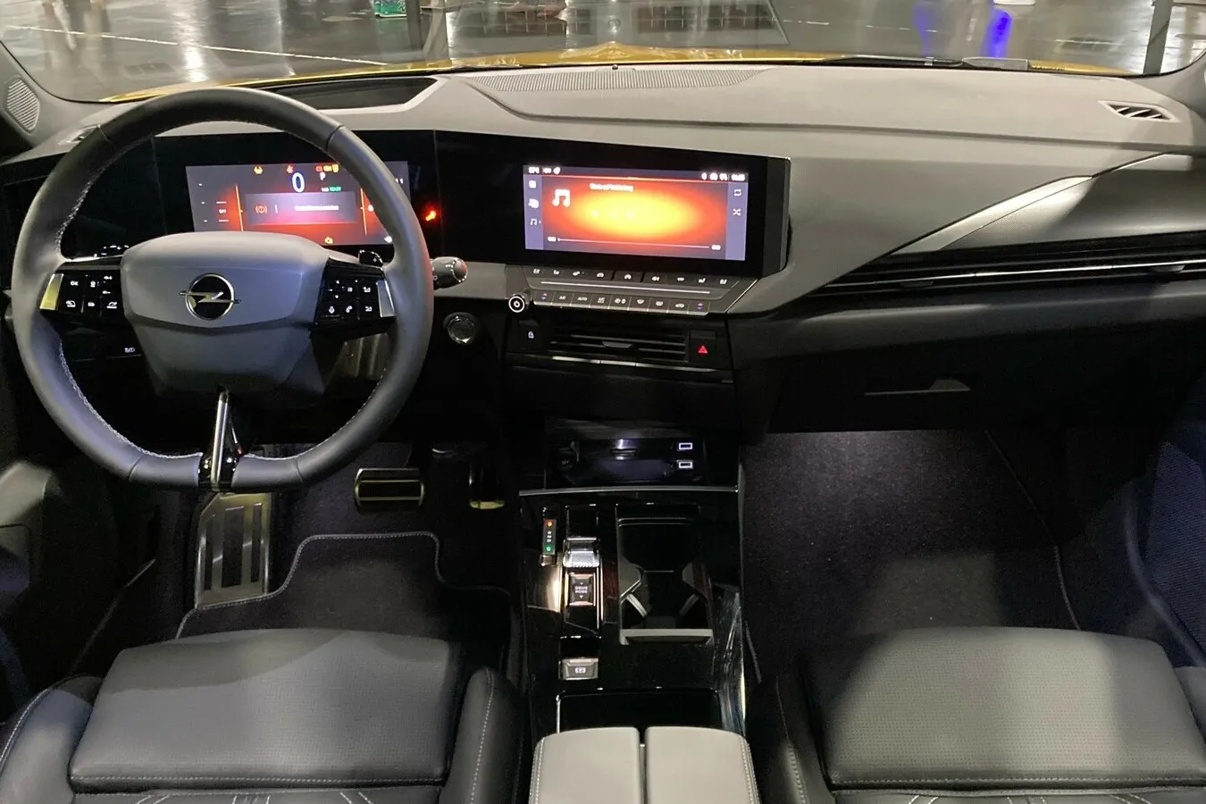 Auch im Astra hält das Pure-Panel-Cockpit von Opel Einzug: Die Monitor-Größe beträgt jeweils maximal 10 Zoll.