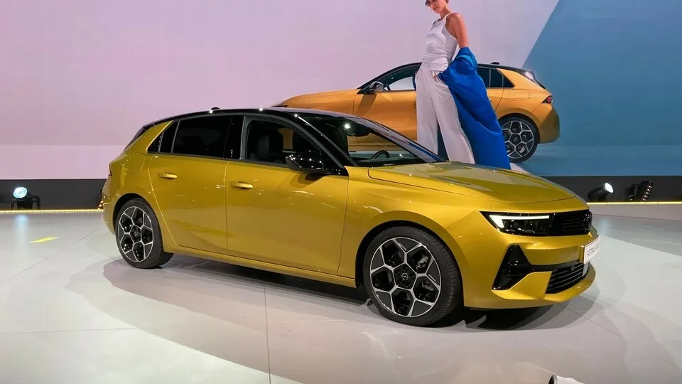 Der neue Astra steht auf der EMP2-Konzernplattform, kommt aber im aktuellen Opel-Look.