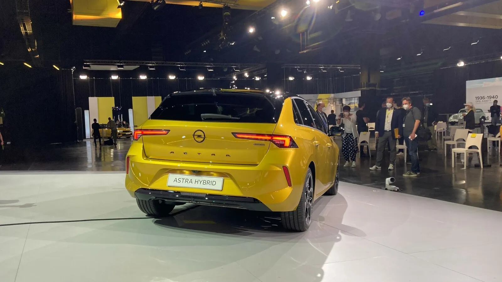 Die Rückleuchten mit typischen Opel-LEDs reichen weit in die Heckklappe hinein.