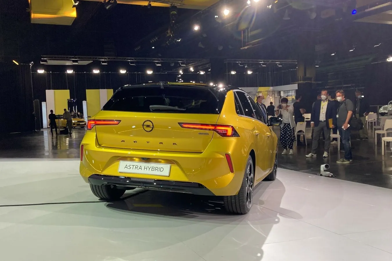 Die Rückleuchten mit typischen Opel-LEDs reichen weit in die Heckklappe hinein.