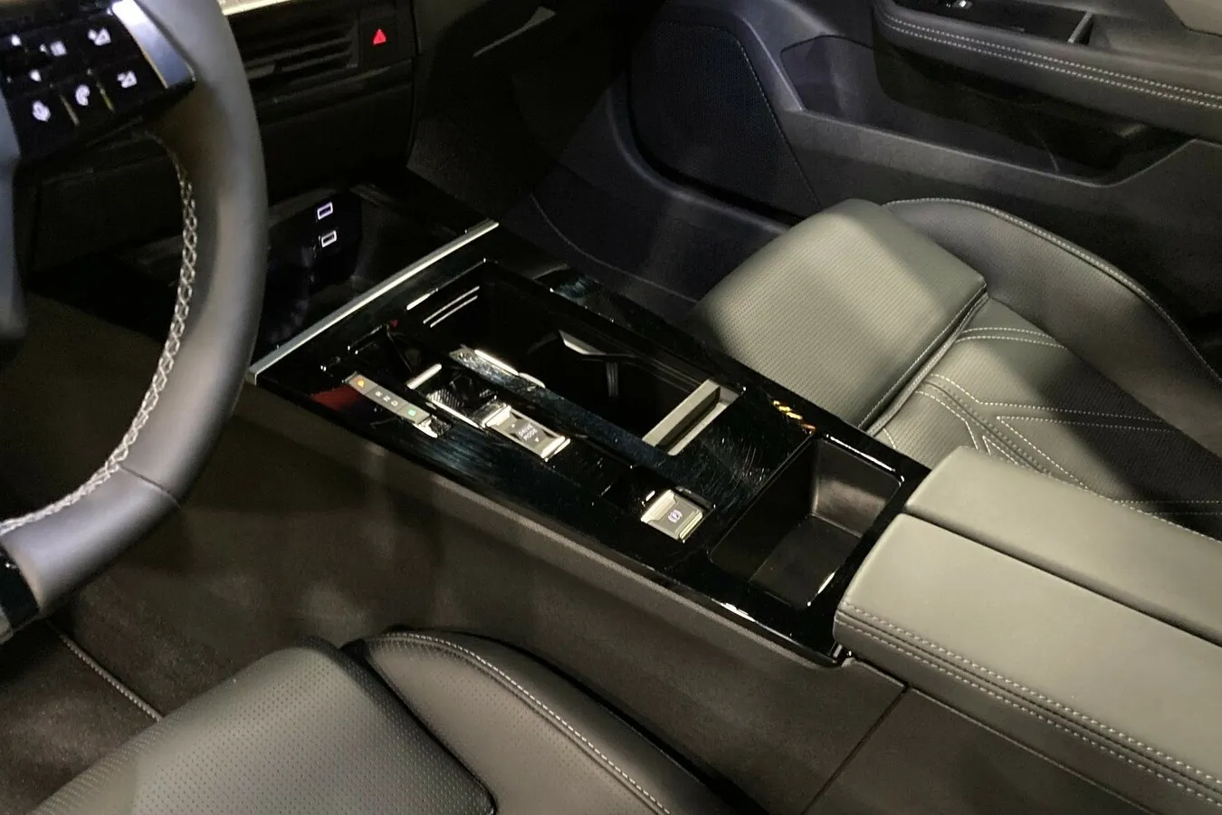 Die Automatik-Schaltkulisse ist aus anderen Stellantis-Modellen bekannt, zum Beispiel aus dem Citroen C4.