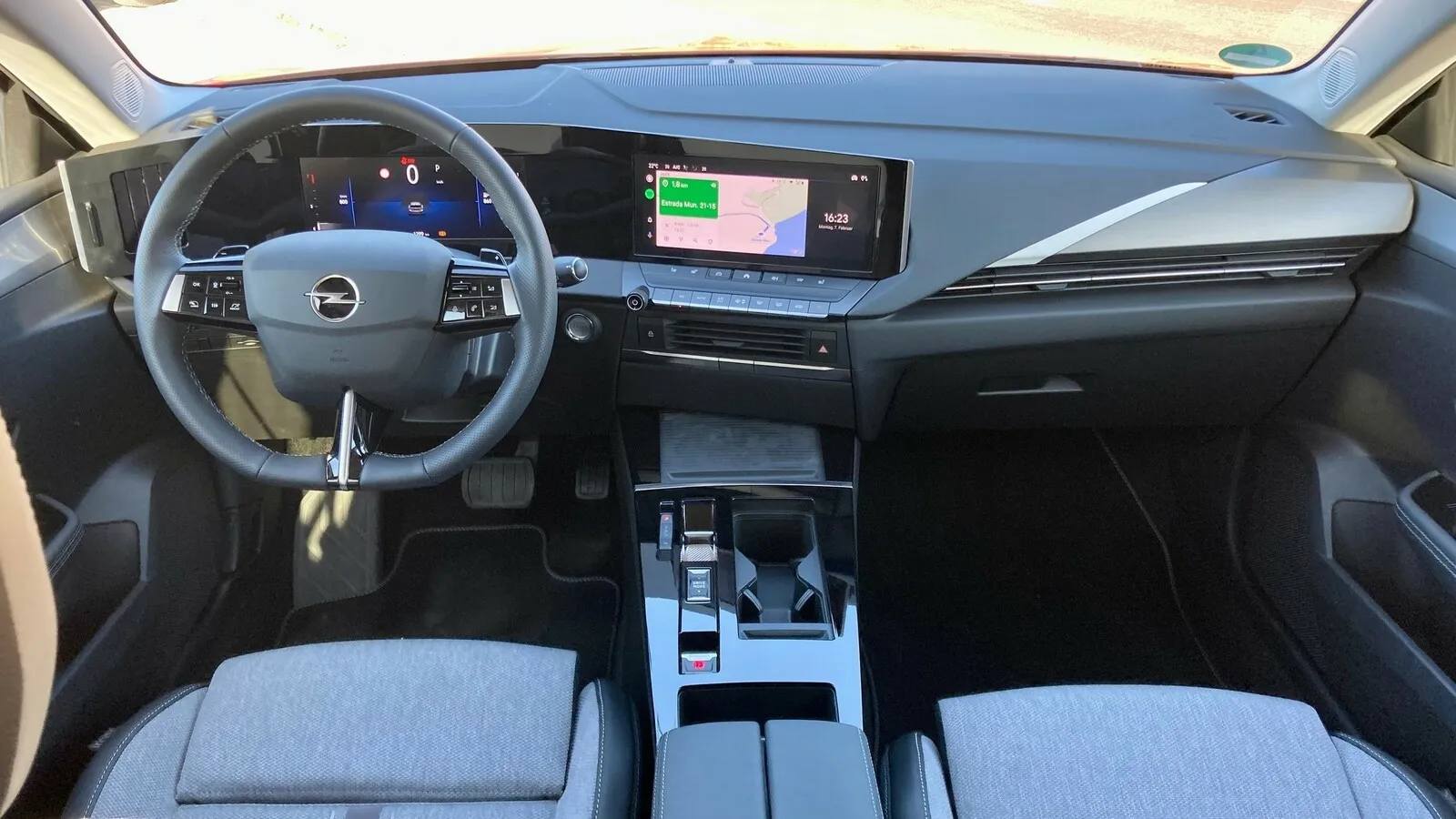 Das „Pure Panel“-Cockpit mit zwei 10-Zoll-Monitoren hielt auch in den neuen Astra Einzug. Insgesamt deutlich hochwertigeres Interieur als zuvor.