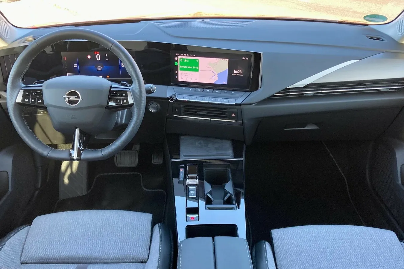 Das „Pure Panel“-Cockpit mit zwei 10-Zoll-Monitoren hielt auch in den neuen Astra Einzug. Insgesamt deutlich hochwertigeres Interieur als zuvor.