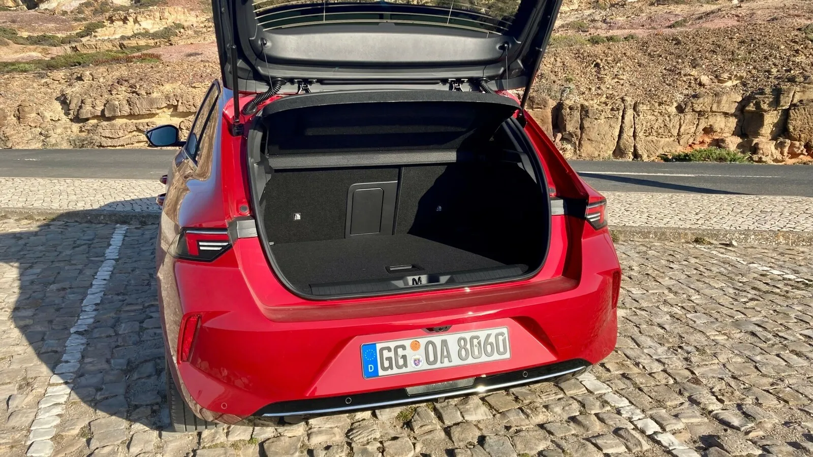 422 bis 1.339 Liter Gepäck passen ins Heck des Kompakten, beim Astra Plug-in-Hybrid sind es mit 352 bis 1.268 Liter etwas weniger.