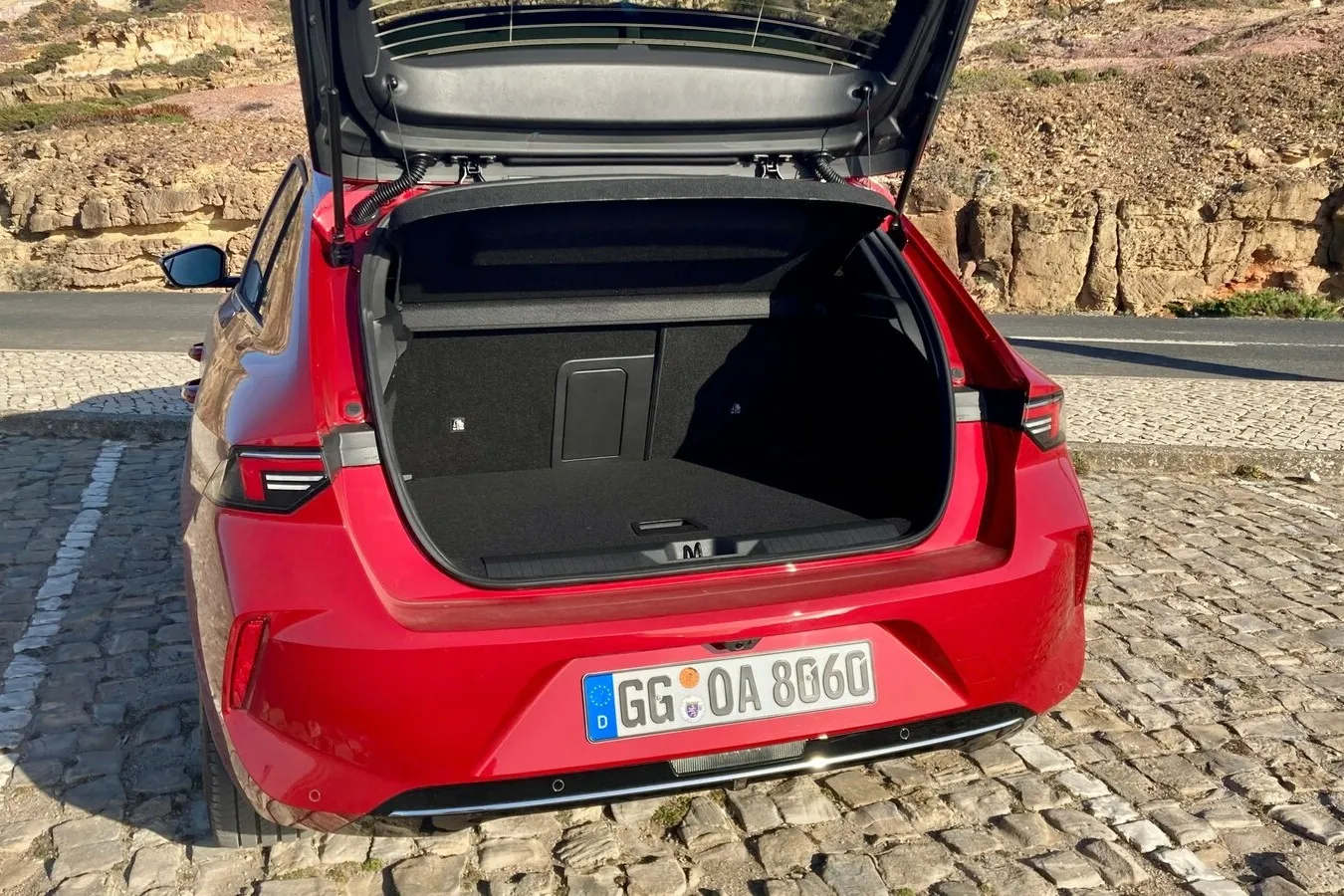 422 bis 1.339 Liter Gepäck passen ins Heck des Kompakten, beim Astra Plug-in-Hybrid sind es mit 352 bis 1.268 Liter etwas weniger.