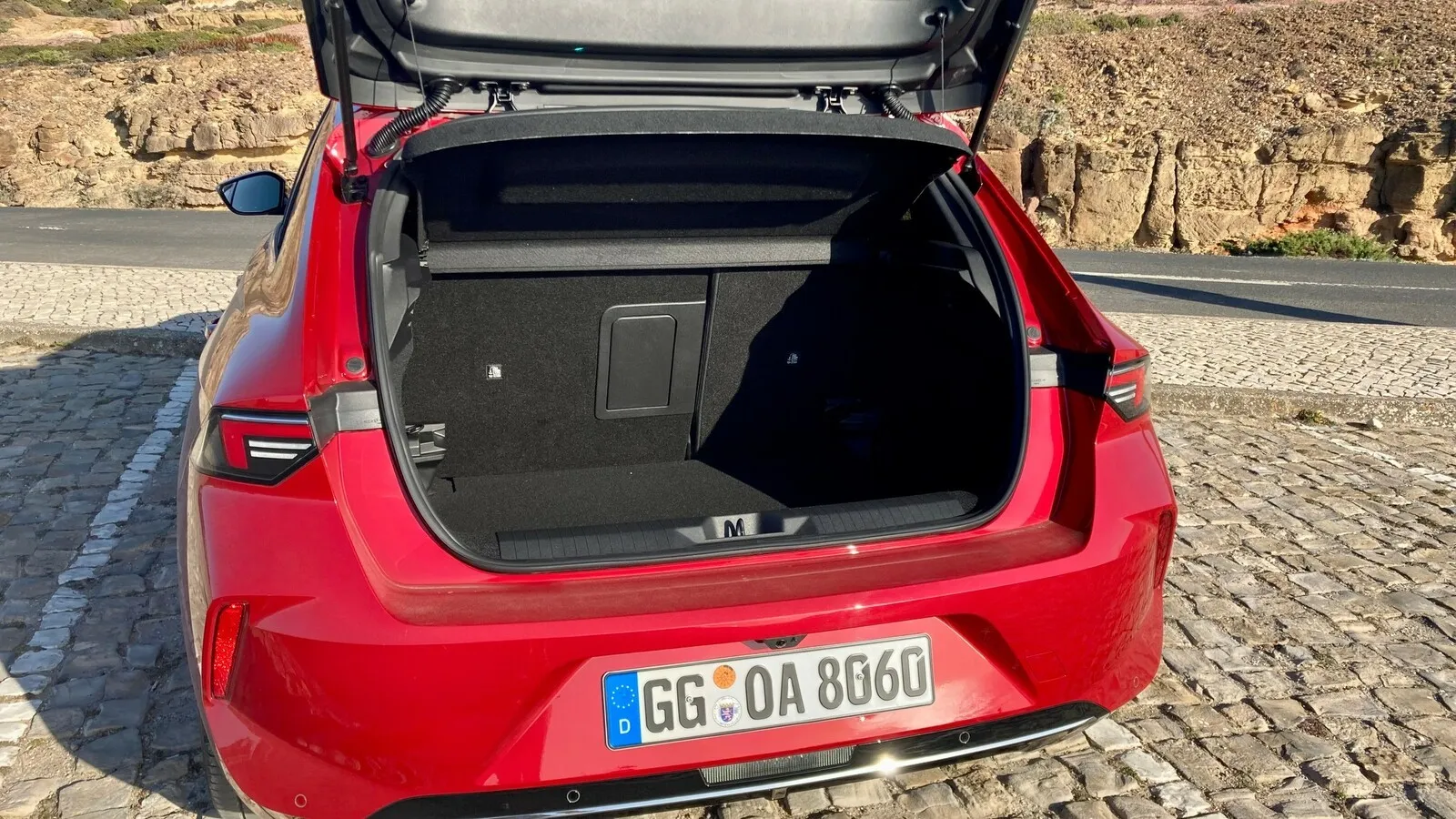 Auch im Opel Astra gibt es einen herausnehmbaren doppelten Ladeboden, übrigens in sehr stabiler Ausführung.