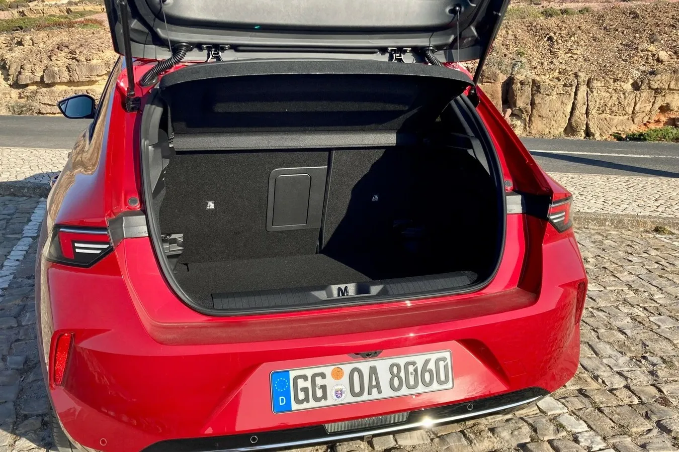 Auch im Opel Astra gibt es einen herausnehmbaren doppelten Ladeboden, übrigens in sehr stabiler Ausführung.