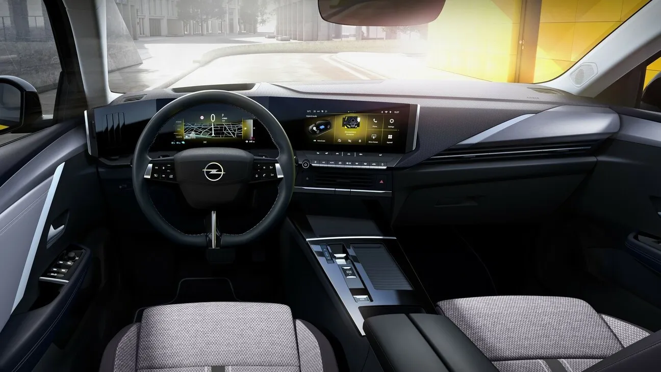 Das digitale Cockpit wirkt sehr aufgeräumt. Auch hier zeigen sich Anleihen zum Mokka-Design.