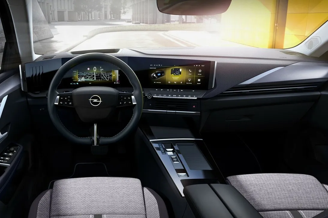 Das digitale Cockpit wirkt sehr aufgeräumt. Auch hier zeigen sich Anleihen zum Mokka-Design.