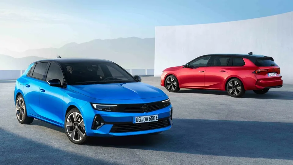Seinen vollelektrischen Astra bietet Opel als Fünftürer und Kombi an.