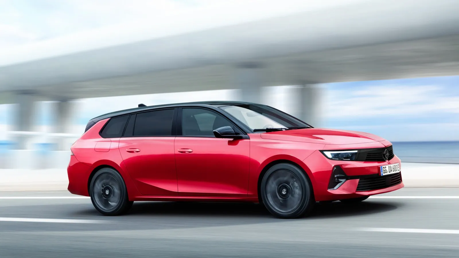 Die Marke mit dem Blitz zeigt gleich drei Weltpremieren. Eine davon ist der Astra Sports Tourer Electric.