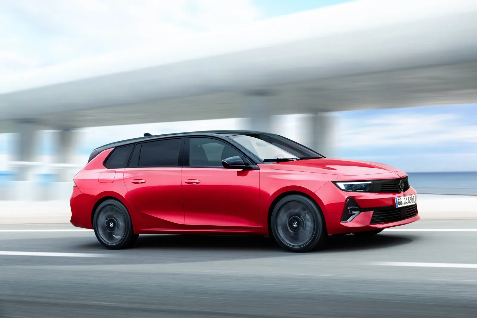 Die Marke mit dem Blitz zeigt gleich drei Weltpremieren. Eine davon ist der Astra Sports Tourer Electric.