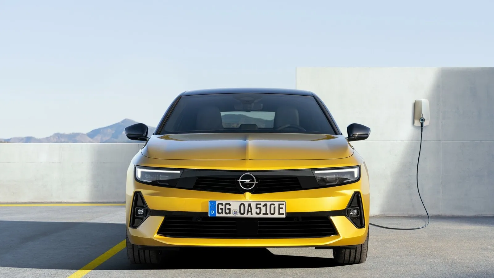 An der Front gibt es das aktuelle Opel-Grill-Design, genannt Vizor.