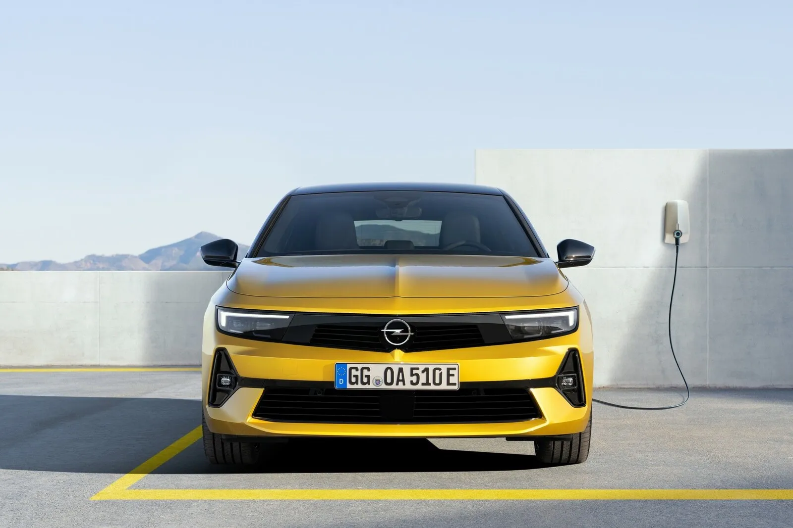 An der Front gibt es das aktuelle Opel-Grill-Design, genannt Vizor.